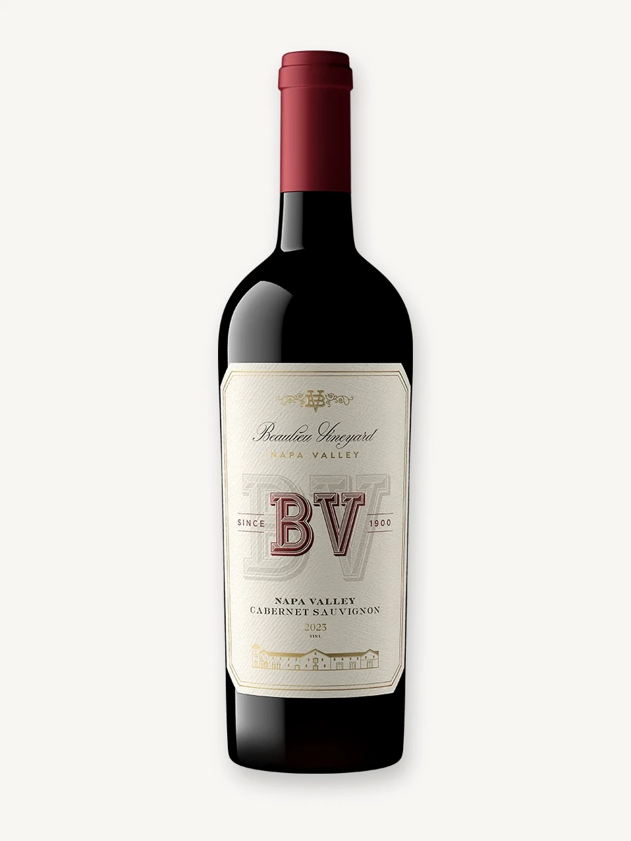 Uma garrafa de vinho tinto da marca Beaulieu Vineyard (BV), Napa Valley Cabernet Sauvignon, safra 2023.