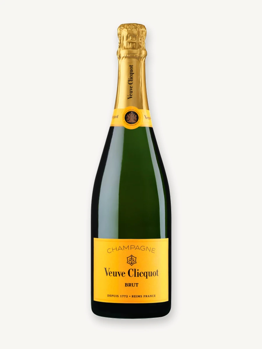 Uma garrafa de champanhe Veuve Clicquot Brut com rótulo amarelo e selo dourado.