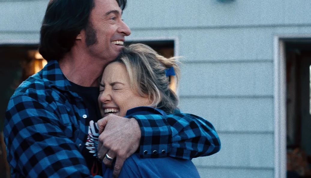Hugh Jackman, Evangeline Lilly: Um homem e uma mulher se abraçando e rindo, cena do filme Real Steel.