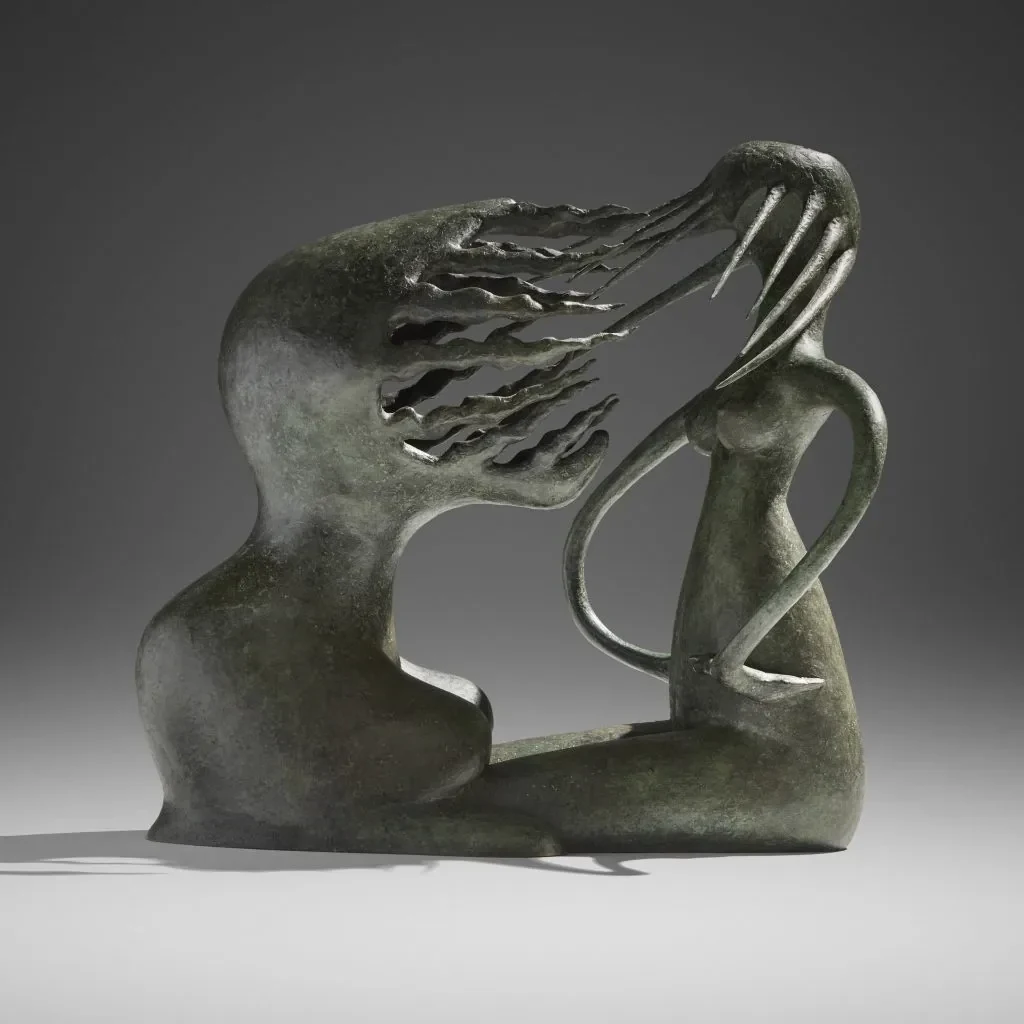 Maria Martins: Fotografia de uma escultura de bronze surrealista intitulada 'The Intercourse' de Maria Martins, mostrando duas figuras abstratas entrelaçadas.