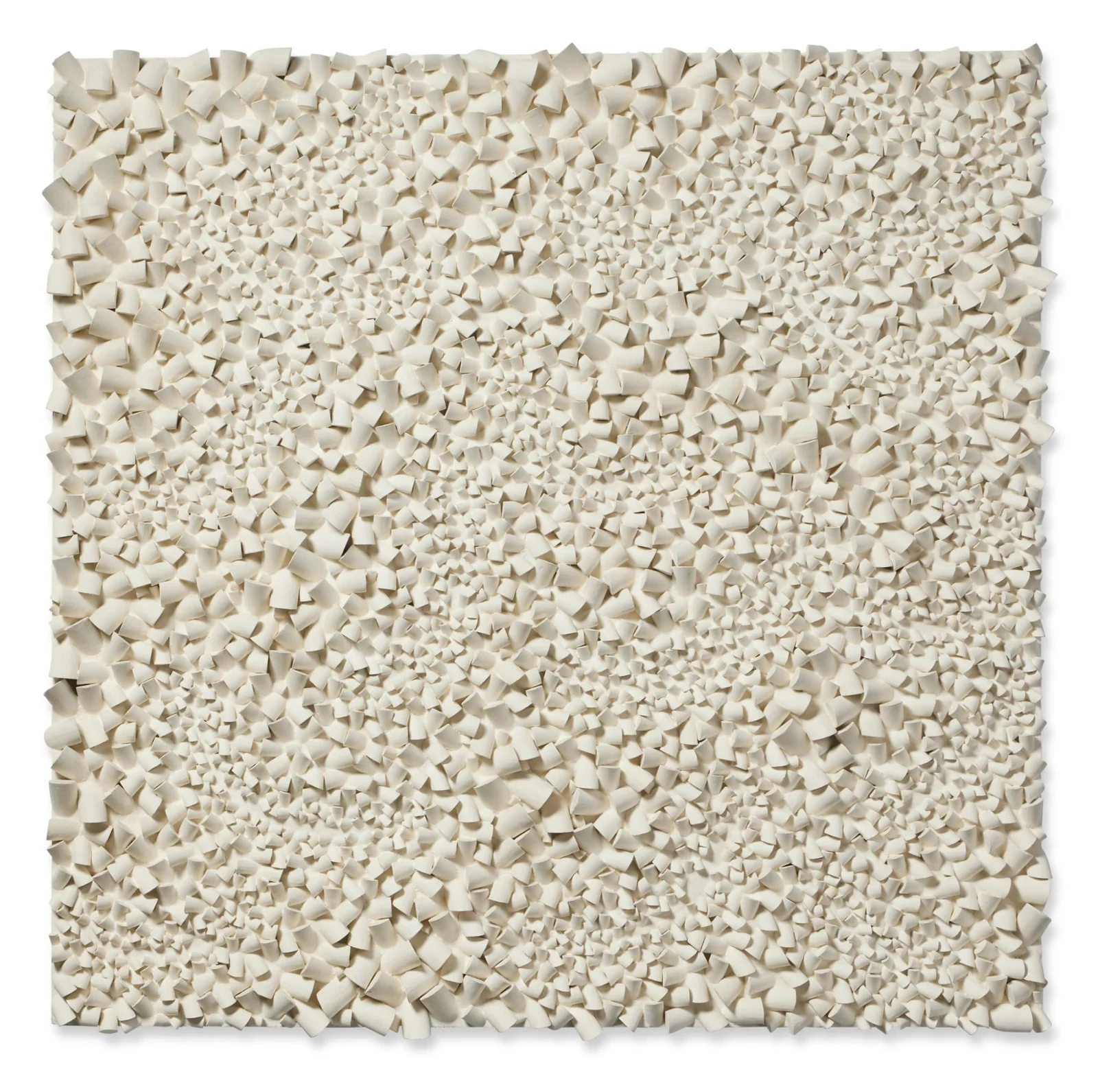 unknown: Uma fotografia de uma escultura ou relevo de parede contemporâneo composto por centenas de pequenos elementos cilíndricos brancos de cerâmica ou papel organizados de forma densa e textural.