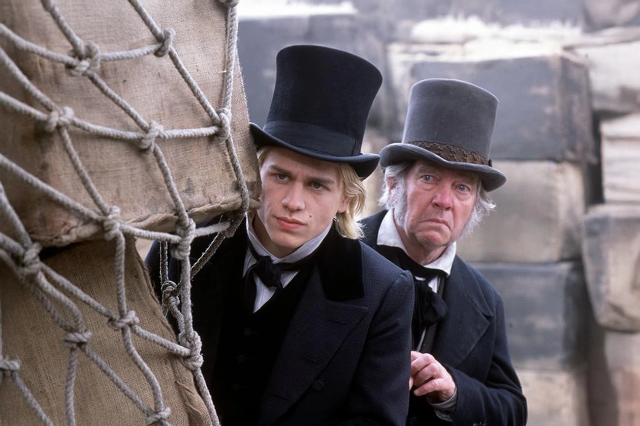 Romance épico com Charlie Hunnam e Anne Hathaway baseado em livro de Charles Dickens está no Prime Video