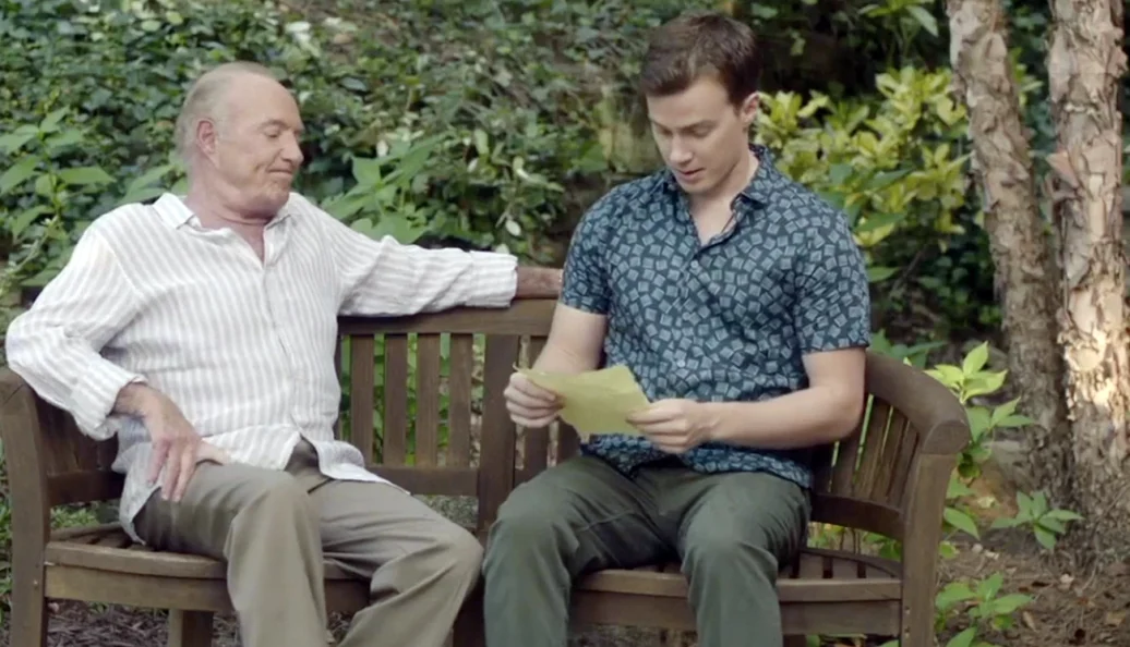 James Caan, Logan Miller: Cena de filme mostrando um homem mais velho e um homem jovem sentados em um banco de jardim, o jovem segura uma carta.
