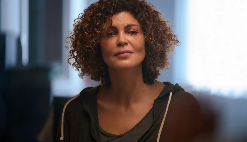 Isabel Abreu: Close-up de uma mulher com cabelos cacheados e expressão de tristeza/choro.