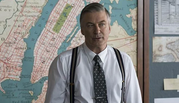 Acabou de estrear no Prime Video: Edward Norton dirige e estrela um noir em Nova York nos anos 50 — e o crime vira obsessão