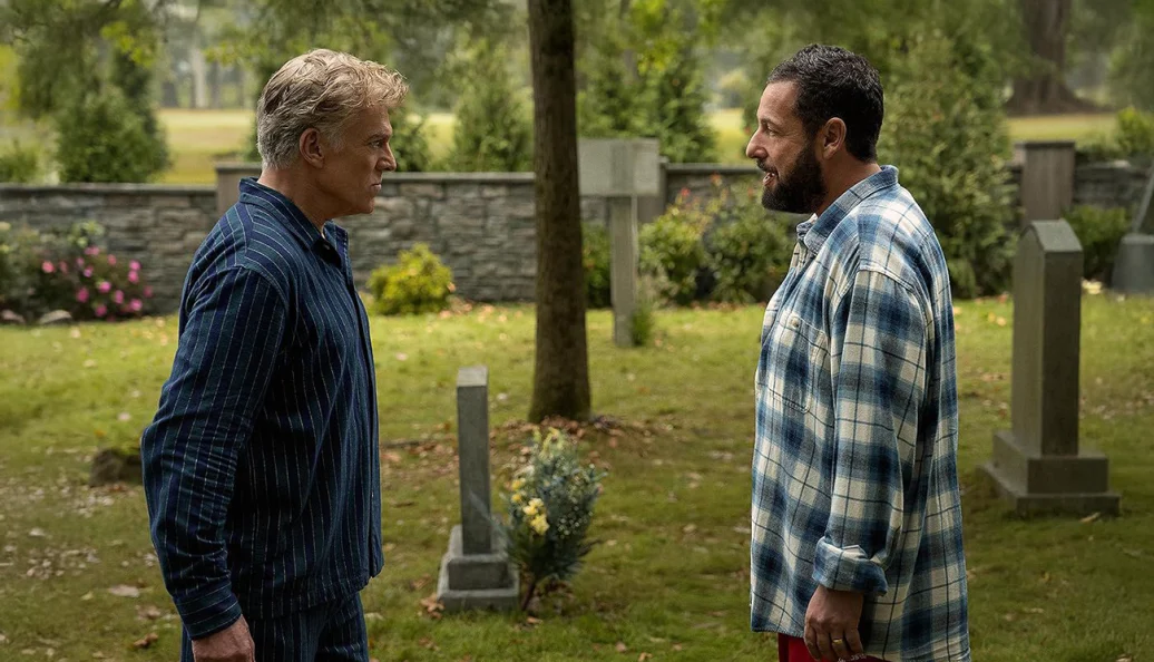 Christopher McDonald e Adam Sandler: Cena do filme Happy Gilmore 2 em um cemitério, mostrando dois homens frente a frente.