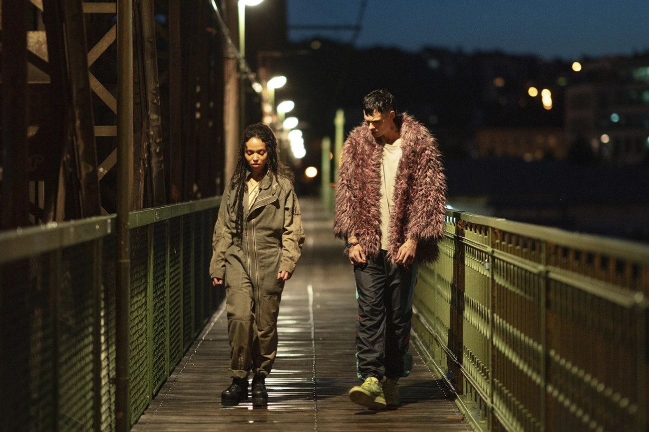 Fenômeno nos anos 90 ganha reboot: romance sombrio com Bill Skarsgård e FKA Twigs está no Telecine