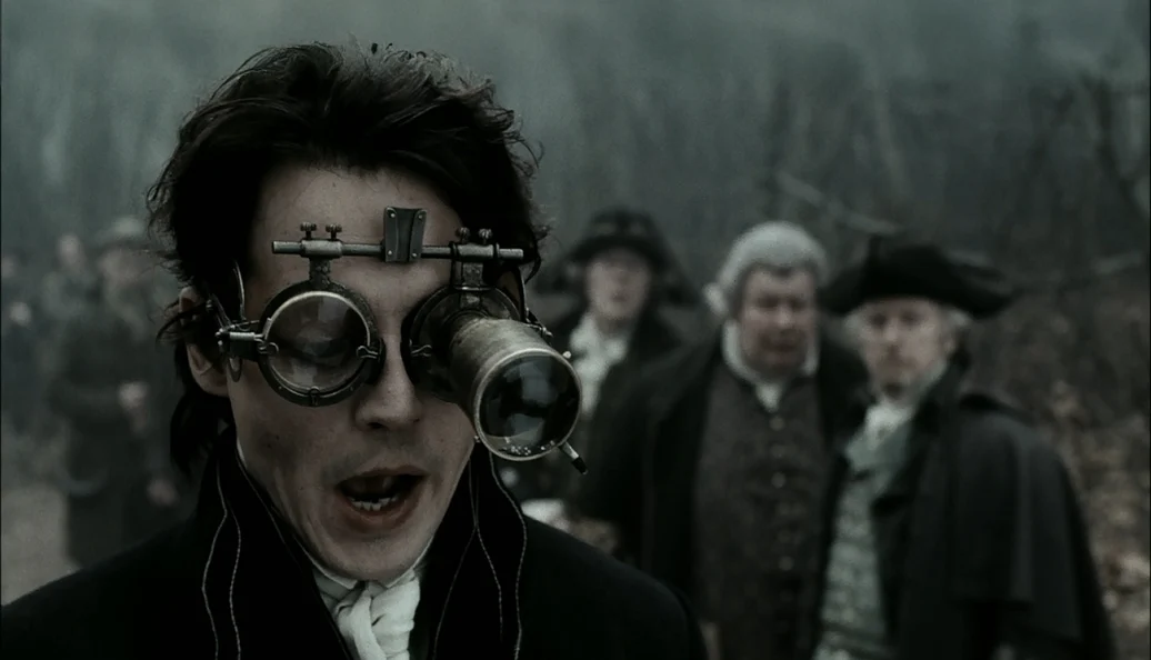 Johnny Depp: Cena do filme 'A Lenda do Cavaleiro sem Cabeça' (Sleepy Hollow) mostrando o personagem Ichabod Crane usando óculos de investigação peculiares.