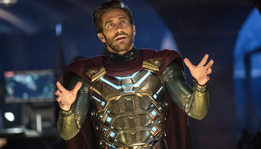 Jake Gyllenhaal: Jake Gyllenhaal como o personagem Mysterio no filme Homem-Aranha: Longe de Casa, vestindo sua armadura e capa.