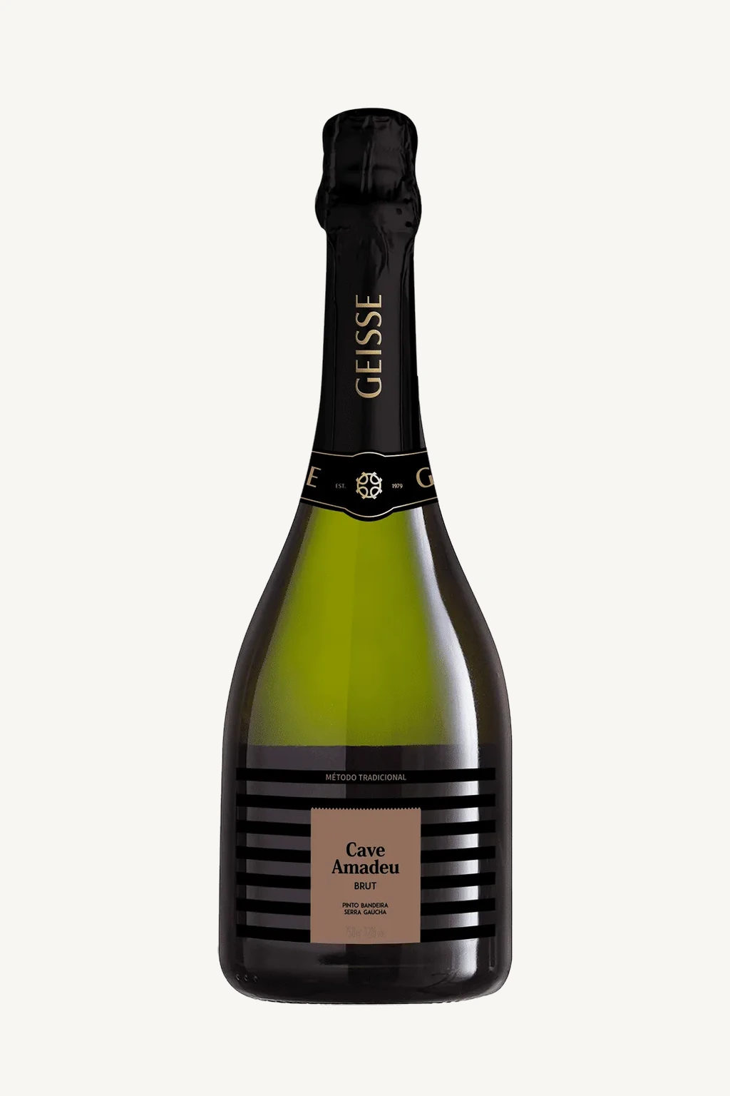 Uma garrafa de espumante Cave Amadeu Brut da Família Geisse sobre fundo branco.