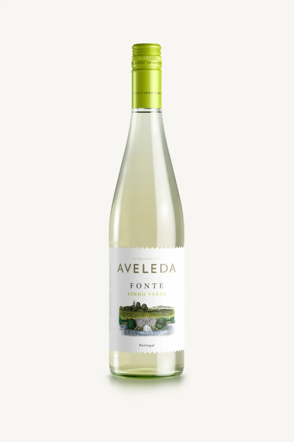 Uma garrafa de vinho branco Aveleda Fonte Vinho Verde de Portugal, isolada em fundo branco.