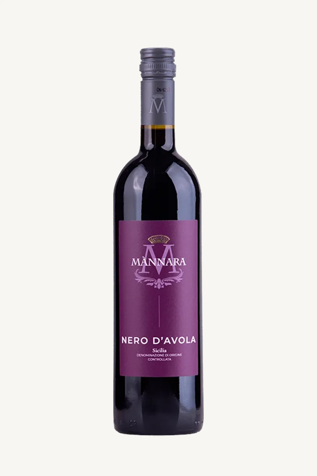 Uma garrafa de vinho tinto da marca Mànnara, variedade Nero D'Avola, da região da Sicília.
