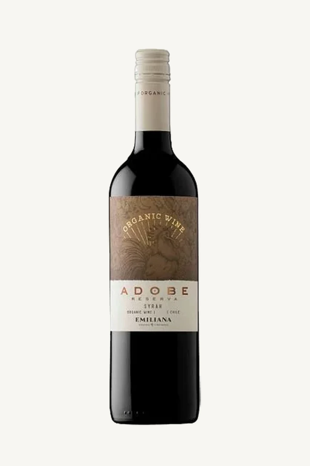 Uma garrafa de vinho tinto Adobe Reserva Syrah da vinícola Emiliana, rotulado como vinho orgânico.