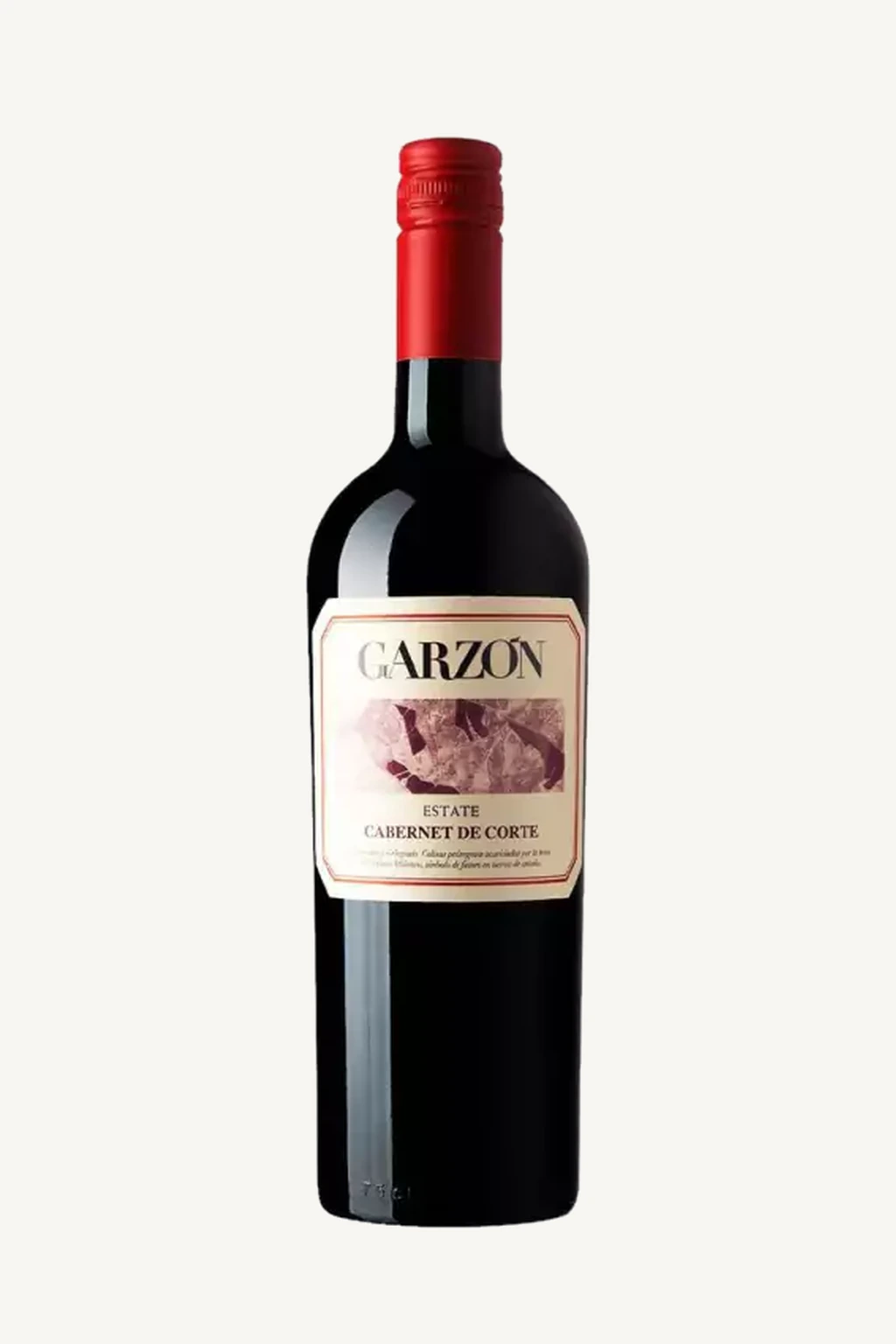 Uma garrafa de vinho tinto Garzón Estate Cabernet de Corte sobre fundo branco.