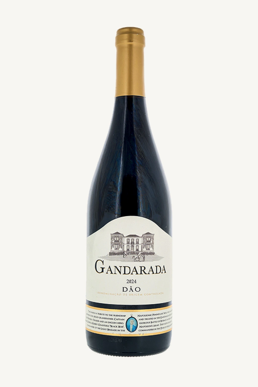 Uma garrafa de vinho tinto Gandarada 2024, da região do Dão, com rótulo branco exibindo uma ilustração de uma casa senhorial.
