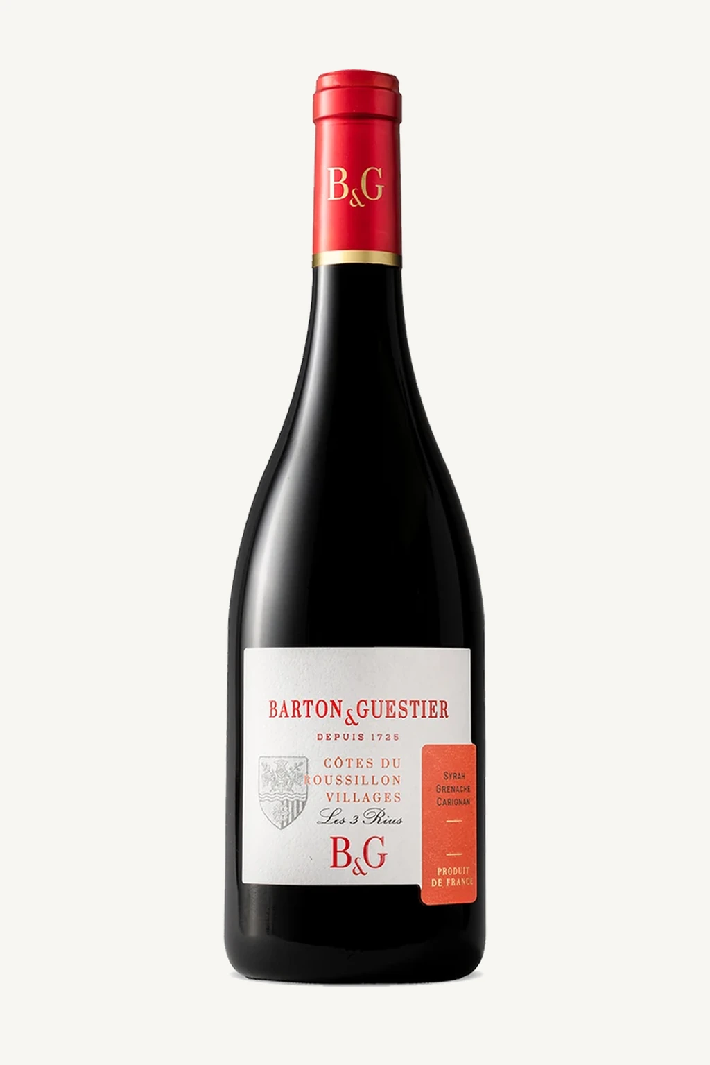 Uma garrafa de vinho tinto da marca Barton & Guestier, especificamente um Côtes du Roussillon Villages 'Les 3 Rius'.