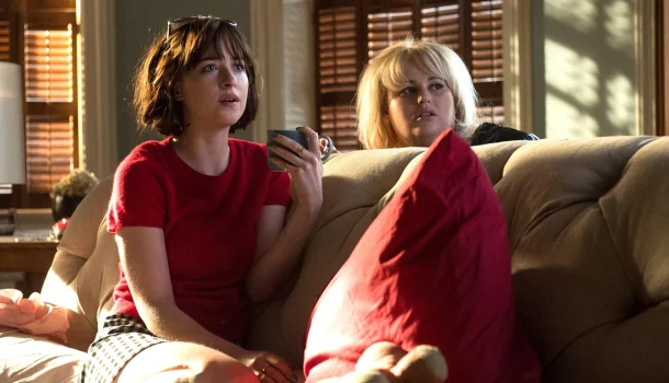Dakota Johnson e Rebel Wilson no filme mais divertido pra ver neste Carnaval — na Netflix