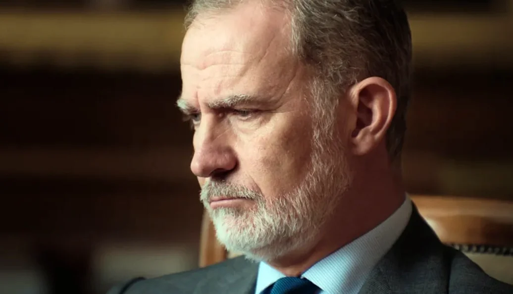 Felipe VI de Espanha: Retrato de close-up lateral de um homem de meia-idade com barba grisalha usando terno, com expressão pensativa ou séria.