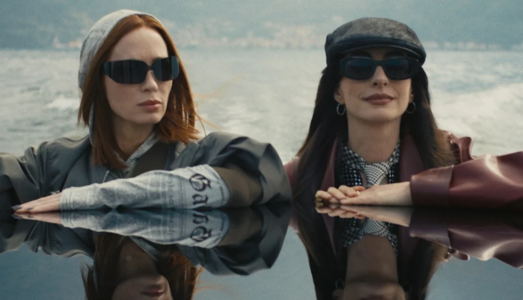 Emily Blunt, Anne Hathaway: Still do filme 'The Devil Wears Prada' mostrando as personagens Emily e Andy em um barco.