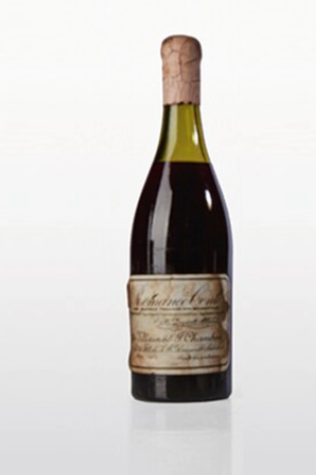 Uma garrafa de vinho tinto Domaine de la Romanée-Conti com rótulo envelhecido e fundo branco.