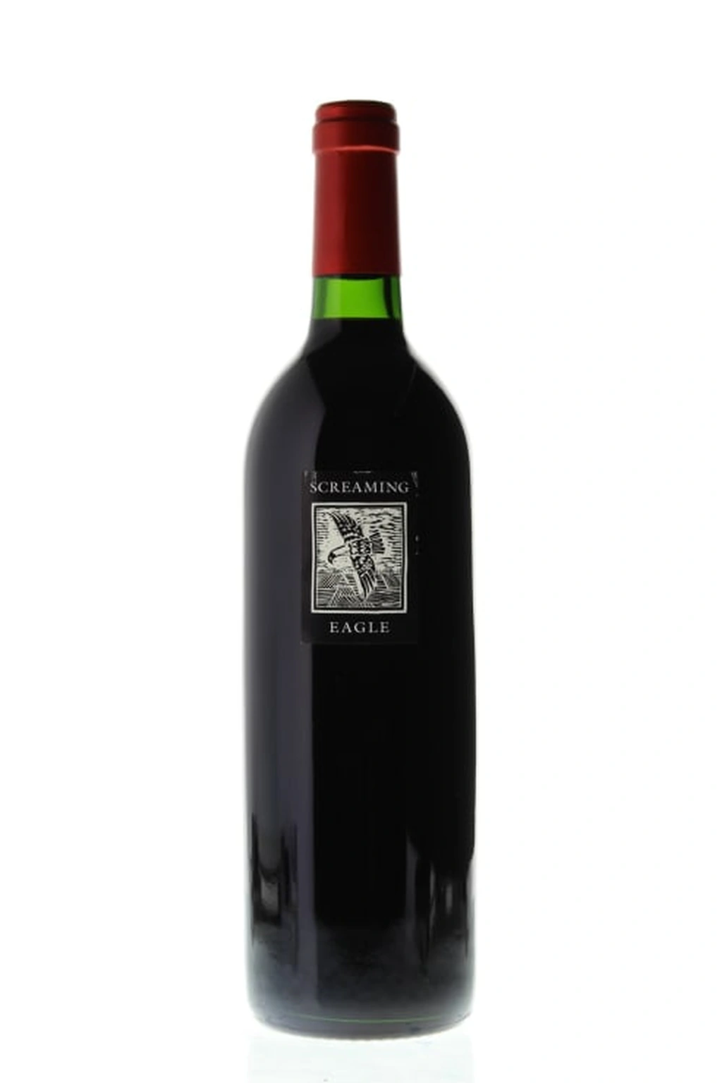 Uma garrafa de vinho tinto da marca Screaming Eagle com fundo branco.