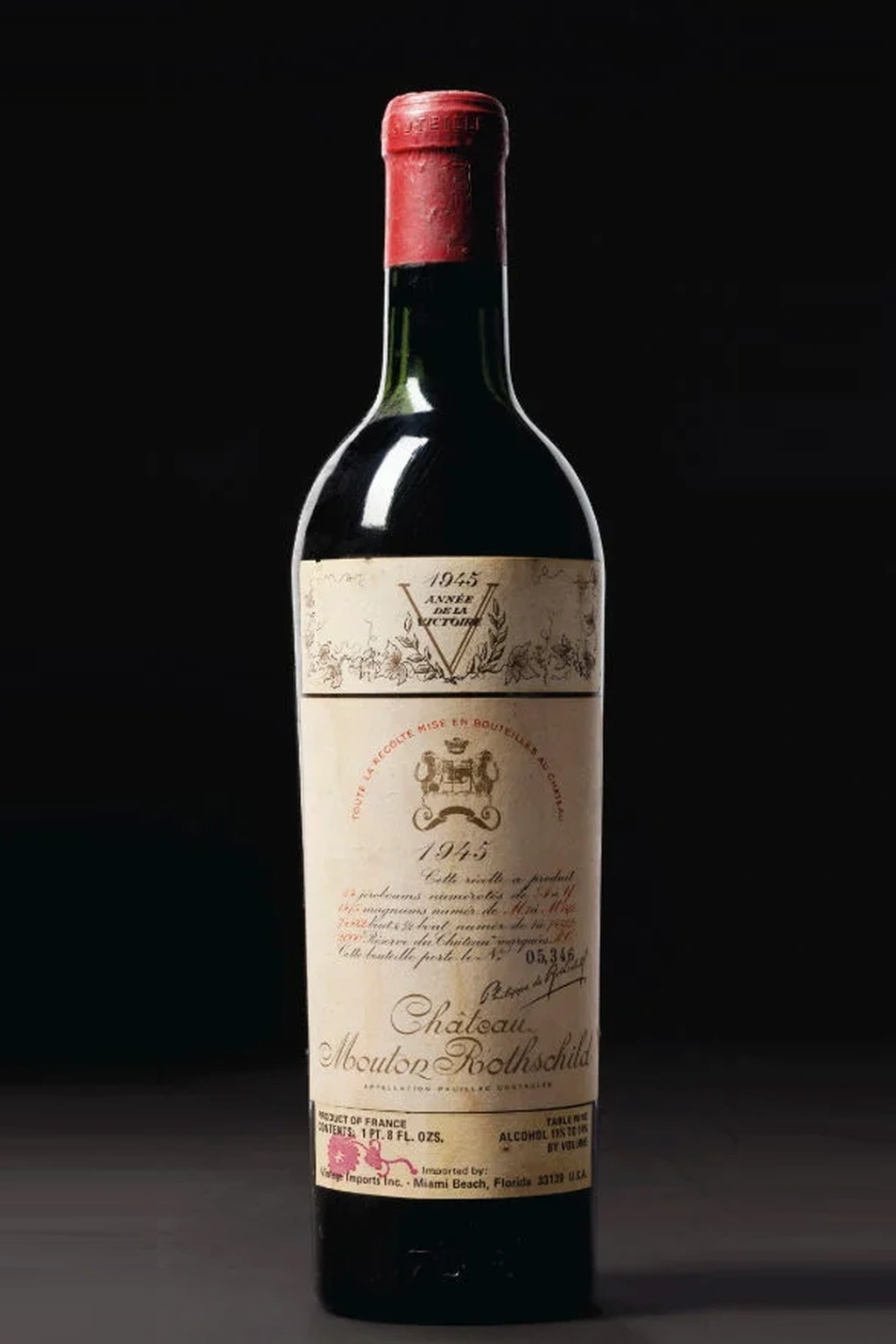 Uma garrafa de vinho Chateau Mouton Rothschild do ano de 1945, com rótulo comemorativo da vitória na Segunda Guerra Mundial.