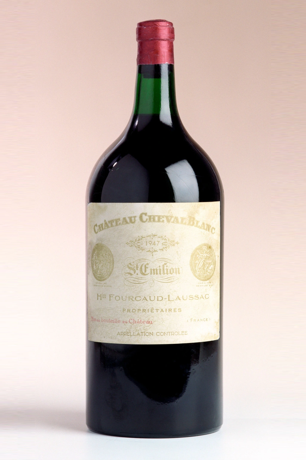 Uma garrafa de vinho tinto Château Cheval Blanc 1947 St. Emilion