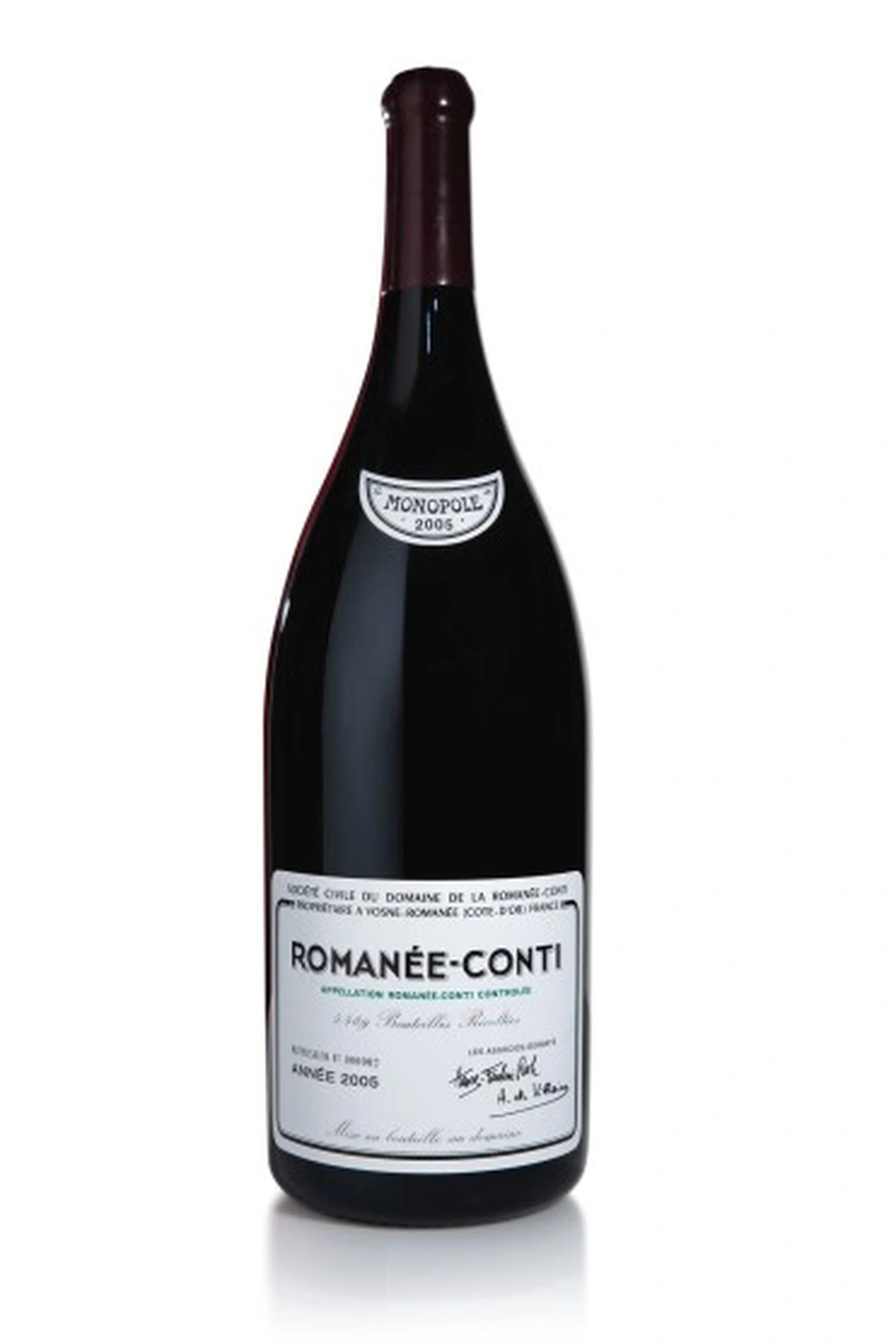 Uma garrafa de vinho tinto Romanée-Conti do ano de 2005, com fundo branco.