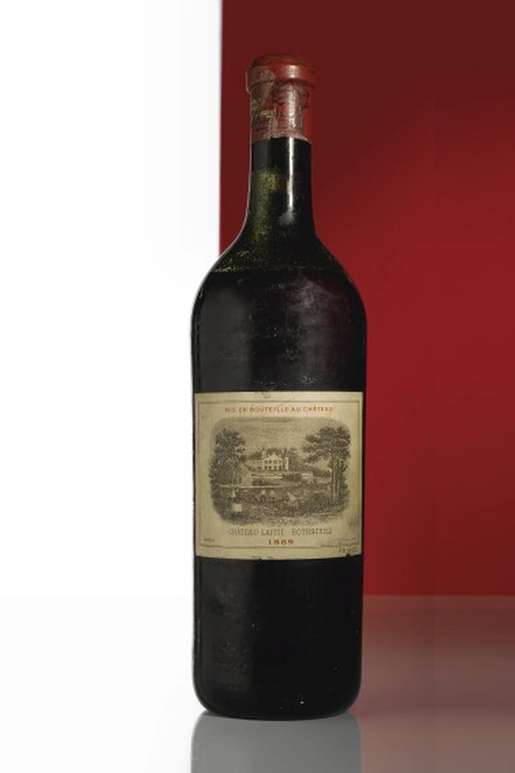 Uma garrafa de vinho tinto Château Lafite Rothschild safra 1869 com rótulo clássico e lacre de cera vermelha.