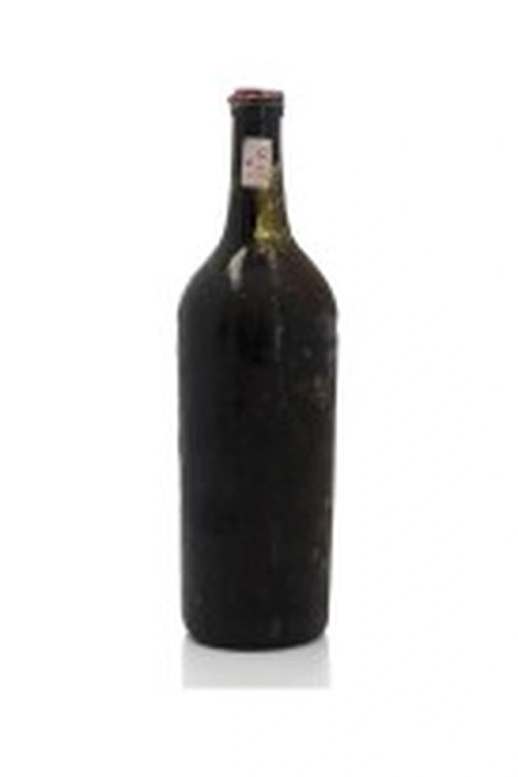 Uma garrafa de vinho antiga e empoeirada sobre um fundo branco.