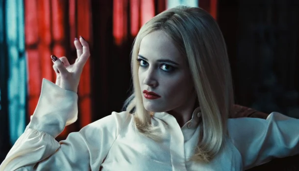 Eva Green: Cena do filme Dark Shadows (Sombras da Noite) com a personagem Angelique Bouchard gesticulando.