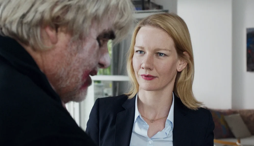 Peter Simonischek e Sandra Hüller: Cena do filme Toni Erdmann, mostrando os personagens Winfried Conradi (disfarçado) e sua filha Ines.