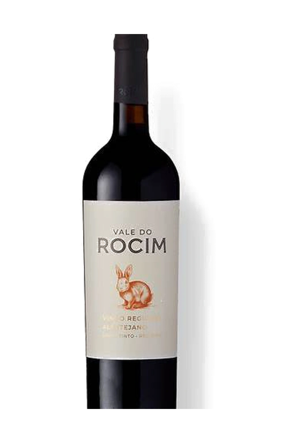 Uma garrafa de vinho tinto Vale do Rocim com o rótulo apresentando a ilustração de um coelho.