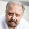 Bernardo Sassetti: Retrato de um homem idoso com barba e cabelos grisalhos olhando para a câmera.