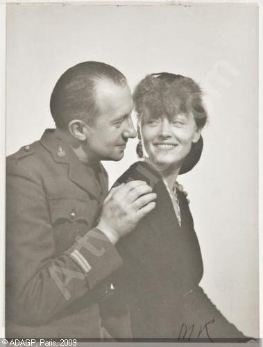 Éluard e Nusch. No espaço do olhar, palavras que não precisam ser ditas e uma música os une. É possível sentir.