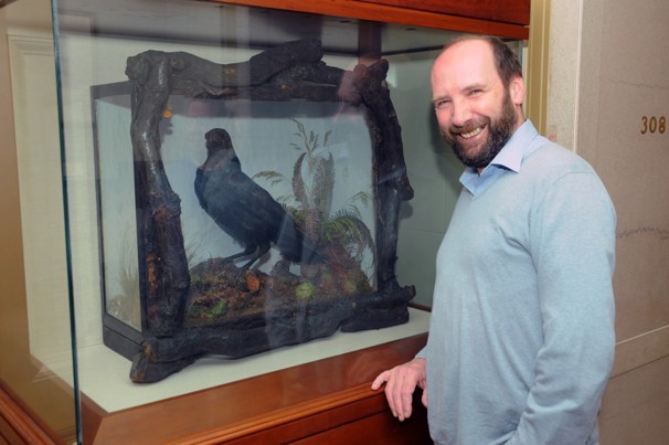 Gerald Dickens, sucessor de Charles Dickens, com Grip, o Corvo