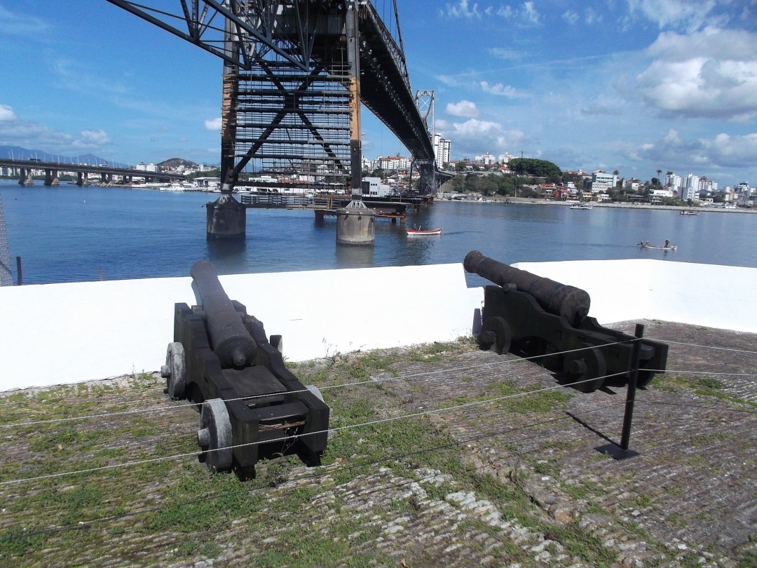 Forte Santana, Floripa 2013, flagra de uma conversa preguiçosa entre dois canhões