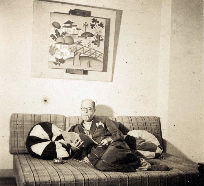 Mário de Andrade em sua casa no Rio de Janeiro (1938).