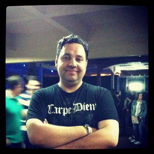 Eu no Maroon 5. Este foi o máximo de sorriso que consegui largar em momento tão doloroso.