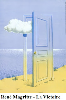 Pintura surrealista de René Magritte intitulada 'La Victoire', mostrando uma porta aberta em uma praia com uma nuvem atravessando-a.