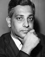 Satyajit Ray: Retrato em preto e branco de um homem com a mão no queixo.