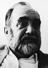 Umberto Eco: Retrato em preto e branco de um homem com barba e sobrancelhas marcantes.