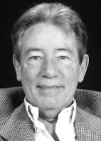 Antônio Alçada Baptista: Retrato em preto e branco de um homem de meia-idade vestindo paletó e camisa clara.