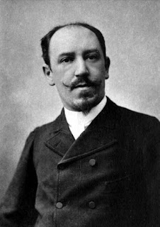 António Nobre: Retrato em preto e branco de um homem com bigode e cavanhaque, vestindo um paletó escuro e colarinho branco.