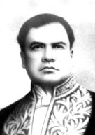 Rubén Darío: Retrato em preto e branco de um homem vestindo um traje formal com bordados ornamentados na gola e no peito.