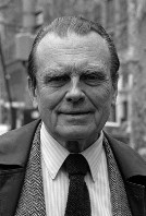 Czesław Miłosz: Retrato em preto e branco de um homem idoso vestindo paletó e gravata.