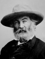 Walt Whitman: Retrato em preto e branco de um homem idoso com barba longa e branca usando um chapéu de abas largas.