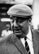 Pablo Neruda: Retrato em preto e branco de um homem usando boina, paletó e gravata.