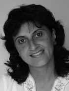 Antónia de Castro: Retrato em preto e branco de uma mulher com cabelos escuros e leve sorriso.