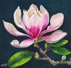 Pintura artística de uma flor de magnólia rosa e branca com folhas verdes sobre um fundo escuro.